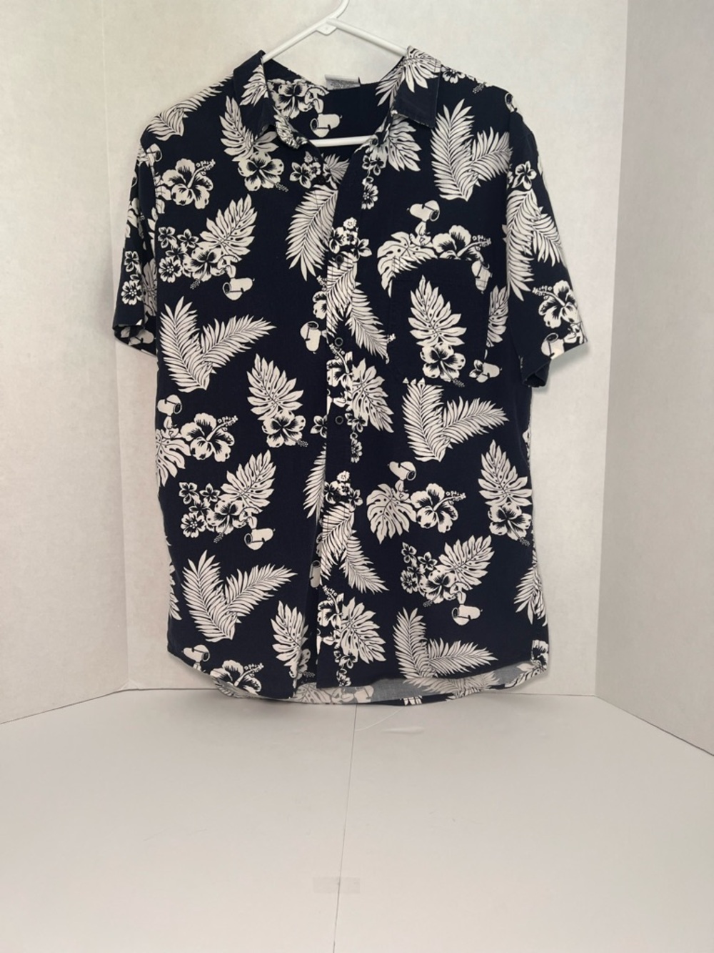 Peanuts Snoopy Navy and White Floral Short-Sleeve Button-Up Shirt - Large
